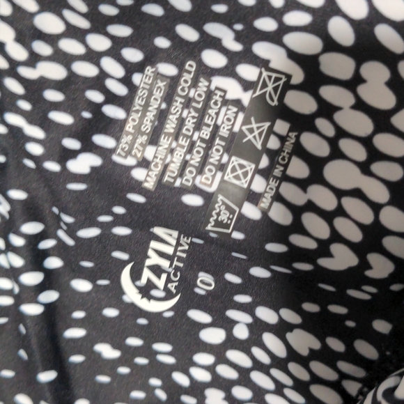 ZYIA NWT Womens Black Viper Pocket Light n Tight Hi-Rise 7/8 Leggings 24" Size 0 - Picture 11 of 11